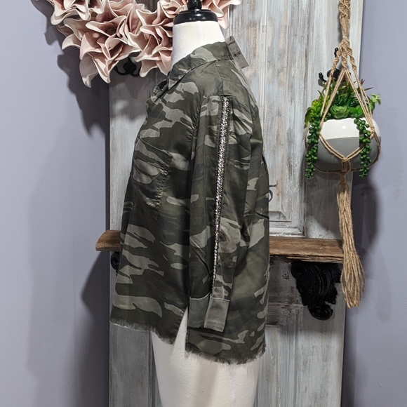 NWT Express camo button-up shirt with embellished sleeves - Picture 5 of 10